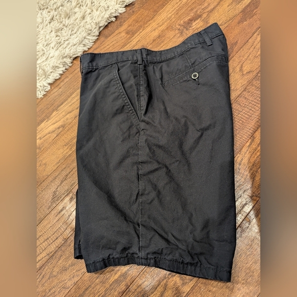 Levis cotton Chino Shorts Men's Size 36 relaxed fit. 9" Inseam - Picture 3 of 11